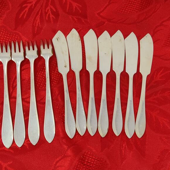 11X WM Rogers Silverplate Flat Butter Spreader Knife Cocktail Forks Pickwick - Picture 9 of 13